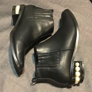 Goth black boots with pearls
